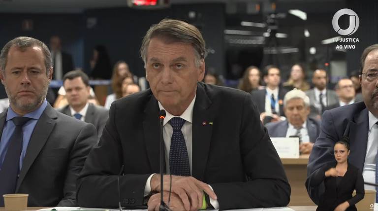 O depoimento de Bolsonaro e dos outros sete réus do núcleo crucial são transmitidos ao vivo pelo canal do YouTube da TV Justiça; o general Braga Netto pediu para seu depoimento não ser transmitido, o que foi negado por Moraes