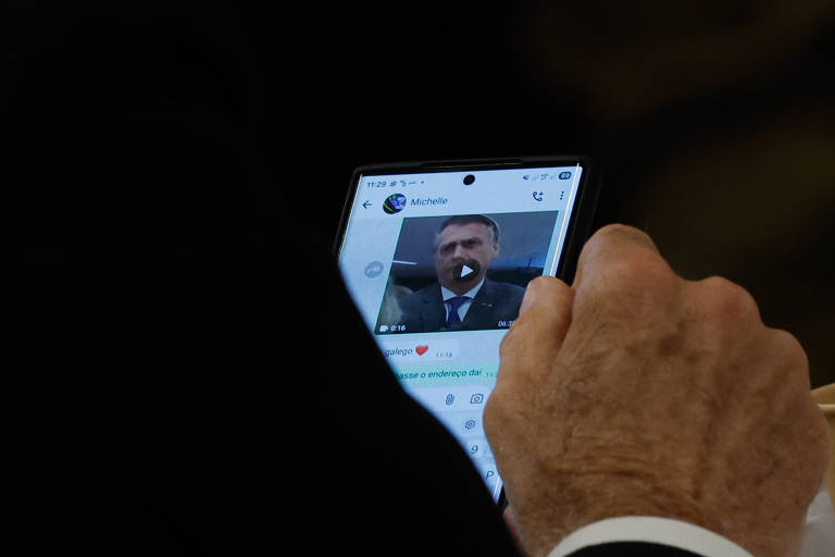 Durante o depoimento dos outros réus, Bolsonaro conversou com sua esposa, Michele, por mensagens de texto