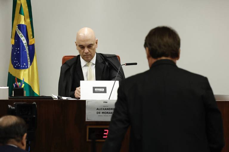 O ex-presidente foi questionado mais de uma vez sobre os ataques às urnas eletrônicas e à Justiça Eleitoral; ele cita políticos que também se manifestaram nesse sentido e não responde sobre fundamentos para alegar fraude em eleições