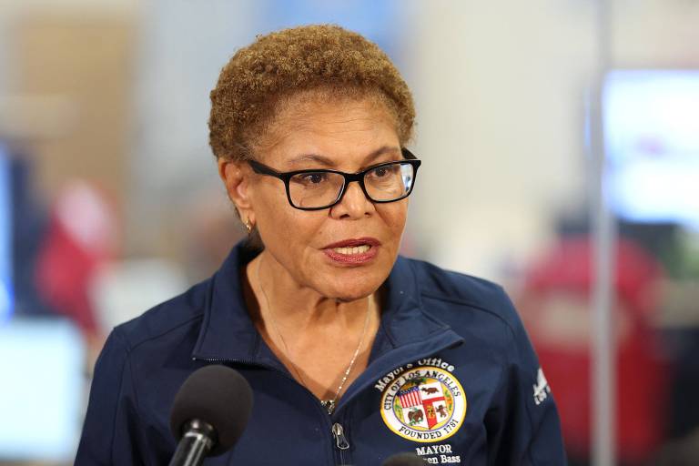 Quem é Karen Bass, prefeita de Los Angeles que ganhou impulso com protestos