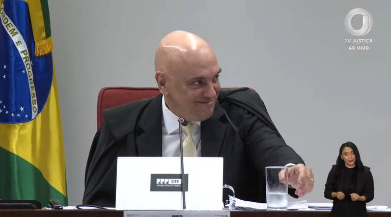 Alexandre de Moraes riu após Bolsonaro sugerir, em tom de brincadeira, que o ministro do STF fosse seu vice em 2026