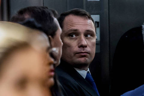 BRASÍLIA, DF, BRASIL, 10.06.2025: STF-JULGAMENTO-GOLPISMO  O segundo dia de julgamento dos réus acusados de participação em tentativa de golpe é realizado em uma das turmas do Supremo Tribunal Federal. Na imagem, Mauro Cid acompanha a sessão em Brasília. (Foto: Gabriela Biló/Folhapress)

