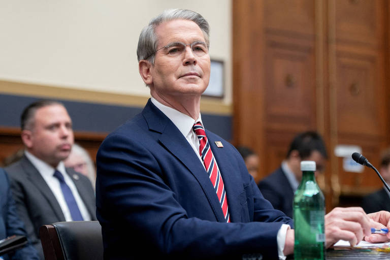 Bessent surge como possível candidato a suceder Powell no comando do Fed, diz agência