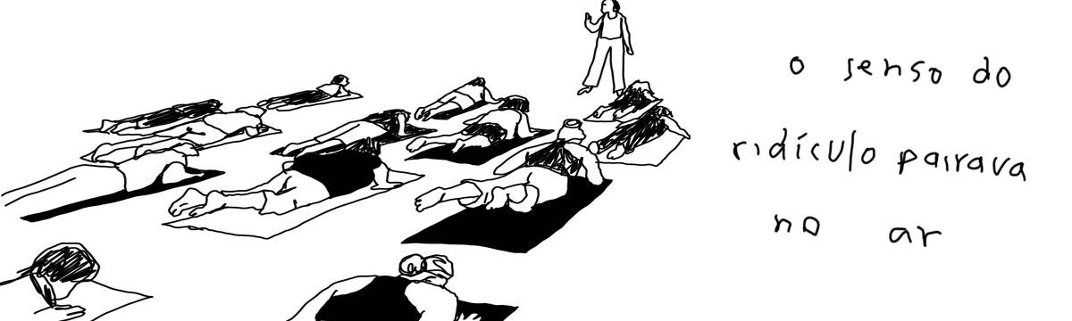 A tirinha em preto e branco de Estela May, publicada em 11/06/25, traz pessoas deitadas no chão fazendo yoga, na frente de um instrutor. Ao lado da imagem, “o senso do ridículo pairava no ar”.