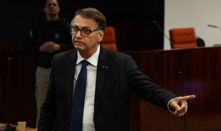O ex presidente Jair Bolsonaro afirmou que teve de cortar a verba destinada à imprensa durante o seu governo devido à regra fiscal do teto de gastos; a isso ele atribuiu críticas que recebe de veículos de comunicação