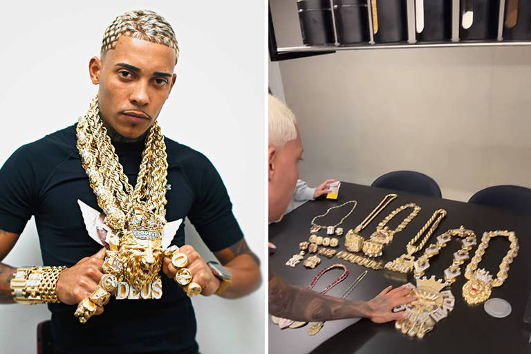 A imagem é dividida em duas partes. À esquerda, um homem com cabelo trançado e loiro usa uma camiseta preta e está coberto de correntes e joias douradas, segurando algumas delas com as mãos. À direita, uma mesa exibe várias correntes e joias douradas, enquanto uma pessoa com cabelo platinado observa e toca as peças. O ambiente parece ser um estúdio ou sala de exibição.