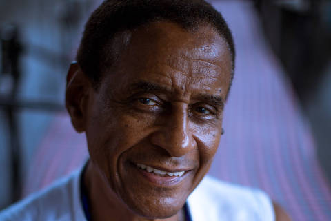 RIO DE JANEIRO, RJ, BRASIL, 08-02-2014, 15h00: Retrato de Bira Presidente, integrante do Grupo Fundo de Quintal e fundador do bloco Caique de Ramos, feito na quadra do bloco, no Rio de Janeiro. (Foto: Daniel Marenco/Fohapress ILUSTRADA) ***EXCLUSIVO FOLHA***