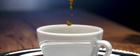 BC-WELL-COFFEE-BENEFITS-ART-NYTSF ? Coffee is poured into a white cup at Bùdin Cafe in New York on April 29, 2014. A new study of over 47,000 women found links between coffee drinking and healthy aging. Here?s what we know. (Karsten Moran/The New York Times) ?  FOR USE ONLY WITH WELL STORY BC-WELL-COFFEE-BENEFITS-ART-NYTSF BY ALICE CALLAHAN . ALL OTHER USE PROHIBITED. ORG XMIT: XNYTS