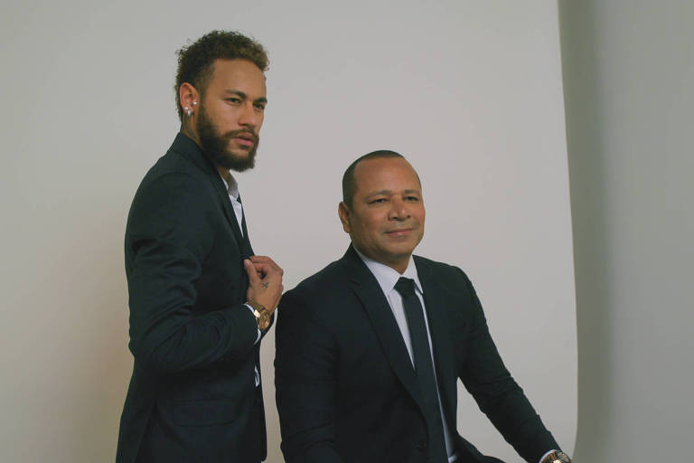 Neymar com o pai, também chamado Neymar, posando para foto