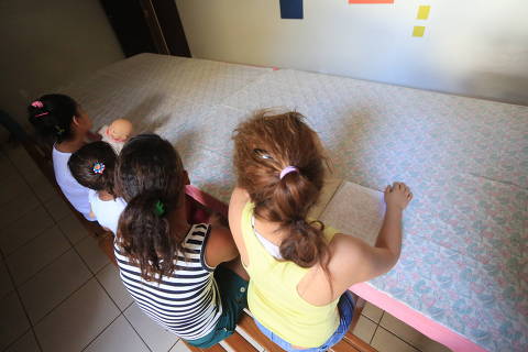 RIBEIRAO PRETO, SP, BRASIL, 18-04-2014. Criancas da Casa-abrigo Clubinho da Soberp, que recebe crianças e adolescentes vítimas de maus-tratos e violência doméstica na cidade. Casos de denúncia no Disque 100 aumentaram no último ano.   (Foto: Silva Junior/ Folhapress, REGIONAIS) ***EXCLUSIVO FOLHA*** EXCLUSIVO RIBEIRAO***