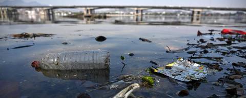 (FILES) Plastic waste and garbage is seen at Guanabara Bay on a shore at the Ilha do Governador neighborhood in Rio de Janeiro, Brazil, on September 12, 2024. (Photo by Mauro PIMENTEL / AFP)
