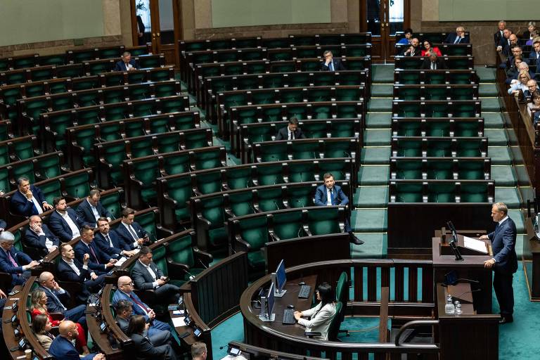 Primeiro-ministro pró-União Europeia conquista voto de confiança em Polônia dividida