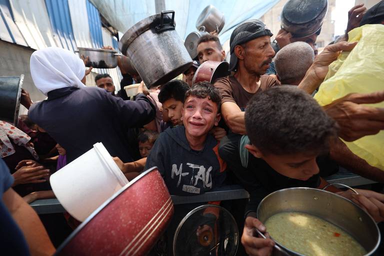 Israel volta a abrir fogo perto de centros de ajuda em Gaza; médicos falam em 31 mortos