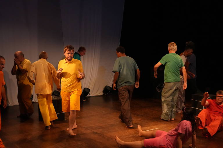 Teatro muda a vida de pessoas com autismo e esquizofrenia em Joinville
