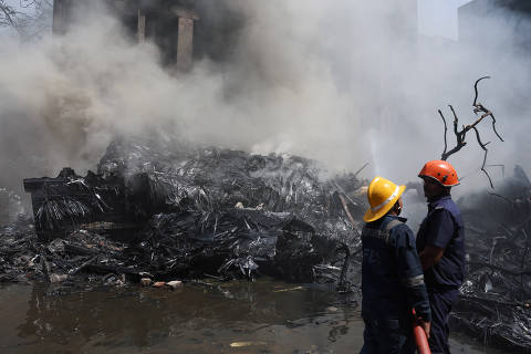 Veja momento em que avião cai e explode na Índia