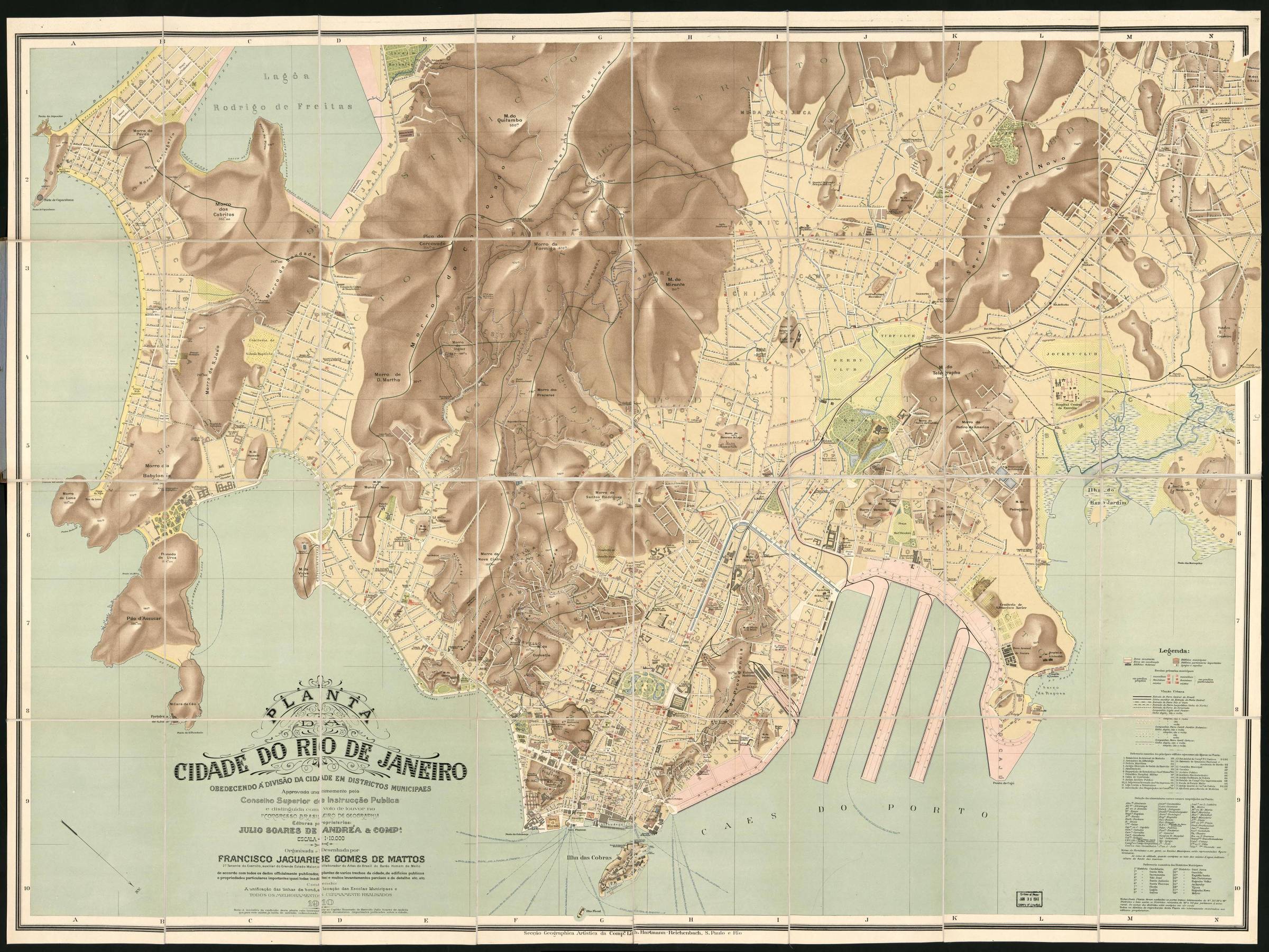 Um mapa detalhado da cidade do Rio de Janeiro em 1910, mostrando a topografia, ruas, e áreas urbanas. O mapa é colorido, com áreas em tons de verde e marrom representando a vegetação e a elevação do terreno. O título 'CIDADE DO RIO DE JANEIRO' está destacado na parte inferior, junto com informações adicionais sobre a elaboração do mapa. As bordas do mapa contêm legendas e escalas.