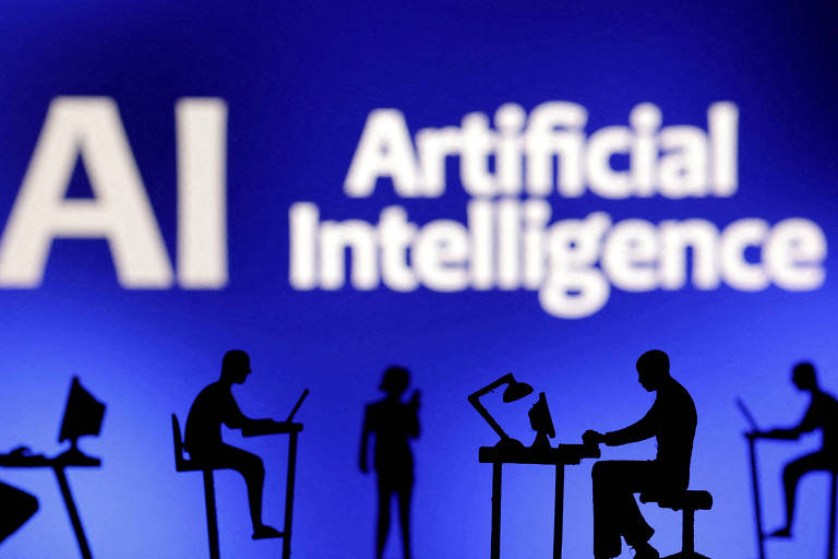 A imagem apresenta silhuetas de várias pessoas sentadas em mesas, utilizando computadores. Ao fundo, há um painel azul com o texto 'AI' e 'Artificial Intelligence' em letras brancas. As silhuetas estão em destaque, contrastando com o fundo iluminado.
