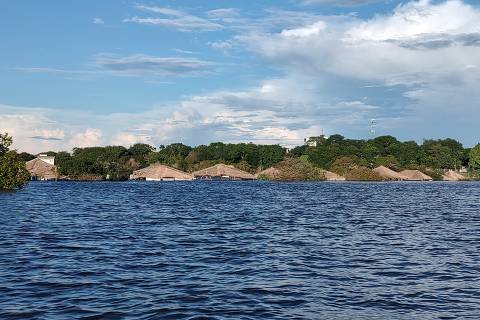 Bares da Ilha do Amor, em Alter do Chão (PA), cobertos pelo rio Tapajós no período de seca