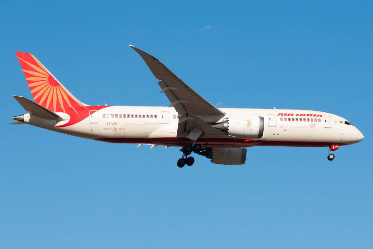 Modelo de Boeing 787-8 que caiu na Índia teve mais de 150 voos programados no Brasil em um mês