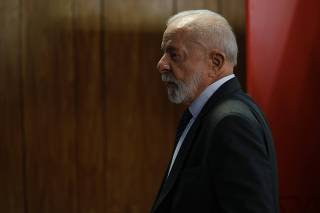 O presidente Lula chega à entrevista coletiva convocada no Palácio do Planalto 