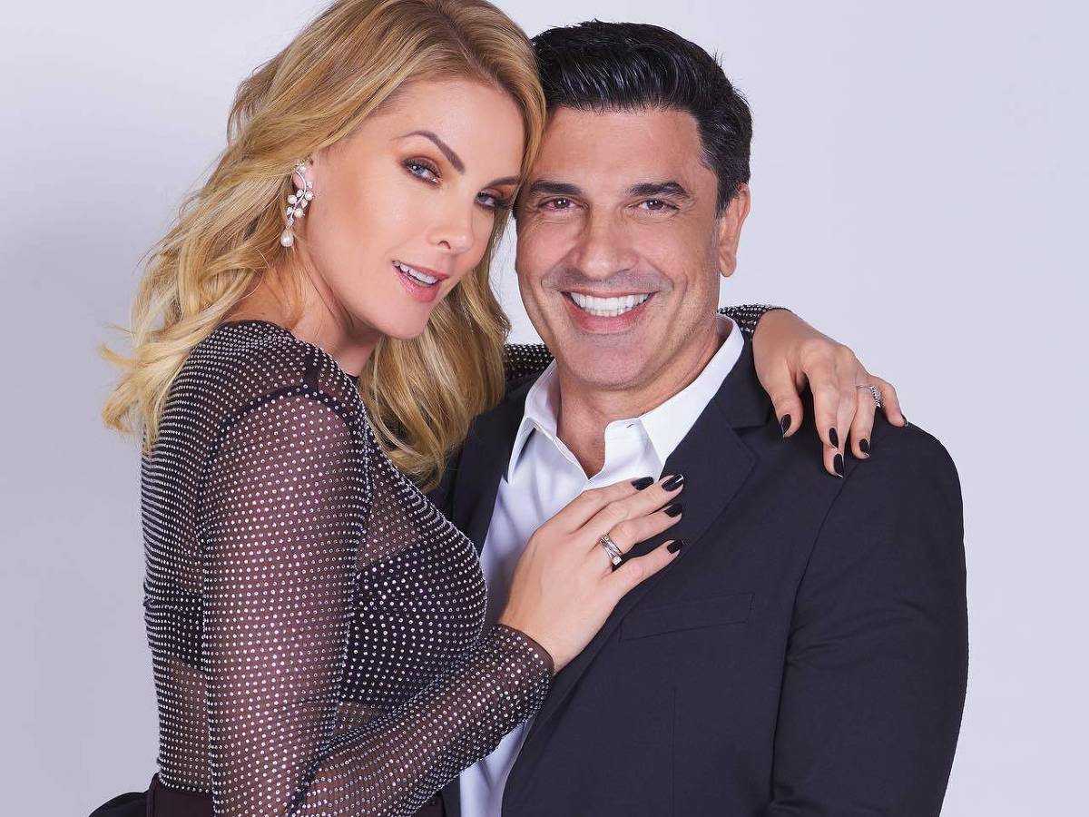 Em março, assumiu o namoro com Edu Guedes, ex-companheiro de Record, após separação de Alexandre Correa por violência doméstica
 *** Local Caption *** A imagem mostra um casal posando juntos em um fundo branco. A mulher, com cabelo loiro ondulado, usa uma blusa de mangas longas com detalhes em strass e uma calça escura. O homem, com cabelo escuro e liso, veste um paletó preto sobre uma camisa branca. Eles estão sorrindo e a mulher está abraçando o homem, enquanto ele coloca a mão na cintura dela. ORG XMIT: AGEN2404221318529367