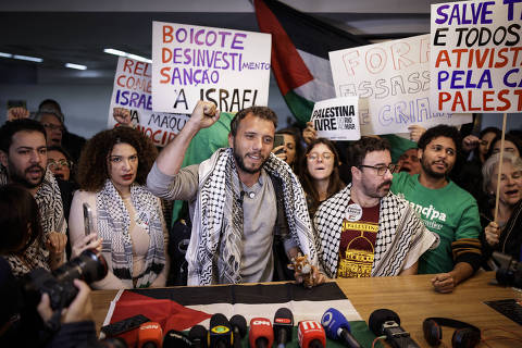 Ativista brasileiro preso por Israel chega a São Paulo e pede que governo boicote Tel Aviv; veja vídeo