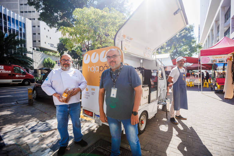 Os irmãos Ricardo e Anselmo Frugoli, que lideram o Pão do Povo da Rua, em frente ao carrinho da Haja Pão, que comercaliza pães, bolos e café e foi criado para reverter recursos para a ONG 