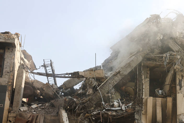 Fumaça sai de um prédio após ataques de Israel a Teerã, capital do Irã