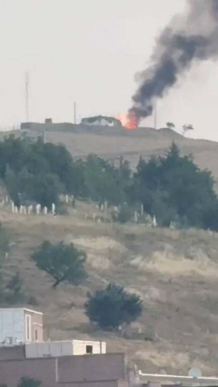 Fumaça e chamas após ataque de Israel à cidade de Piranshahr, no Irã