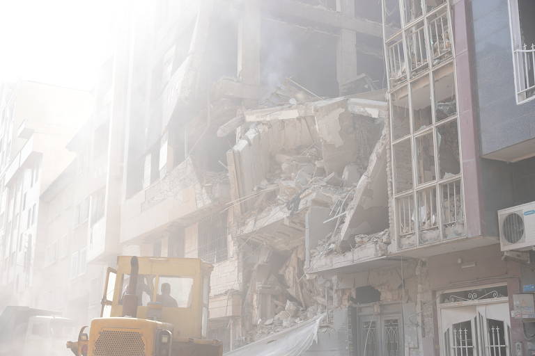 Edifícios danificados durante ataques israelenses em Teerã, Irã