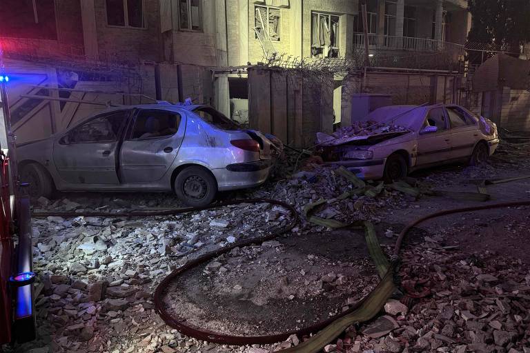 Veículos destruídos após bombardeio de Israel ao Irã