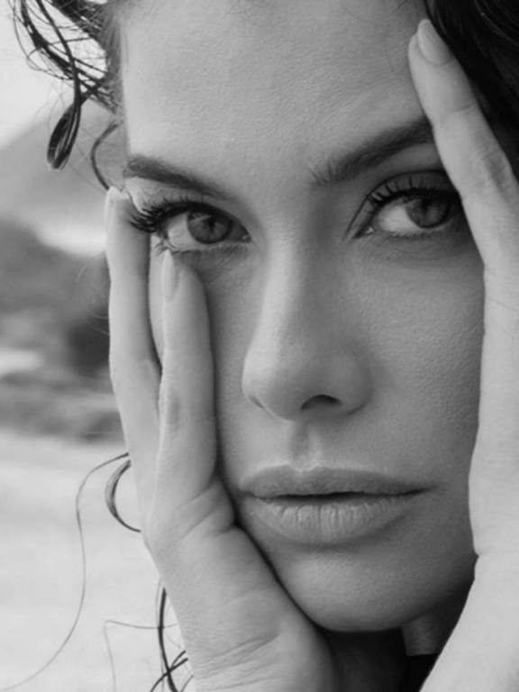Imagens da atriz Alinne Moraes