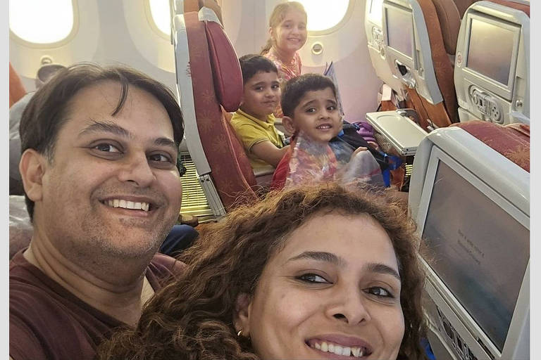Homem tira foto da família que se mudaria para Reino Unido pouco antes de morrerem em voo na Índia