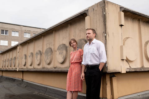 Sandra Hüller e Max Riemelt em cena do filme 'O Grande Golpe do Leste', dirigido por Natja Brunckhorst