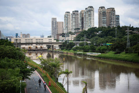 SÃO PAULO, SP, BRASIL, 31.01.2025:  Ciclistas no parque Bruno Covas, na altura da Av Cidade Jardim,  onde há aumento de casos de roubos. (Foto: Zanone Fraissat/Folhapress)