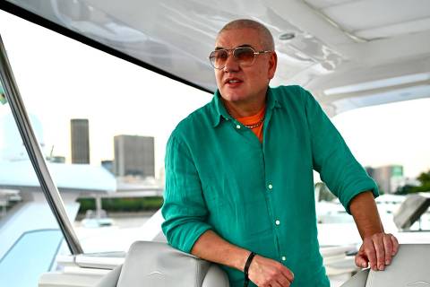 Estilista Jorge Bischoff, fundador da marca de sapatos, bolsas e acessórios que leva seu nome