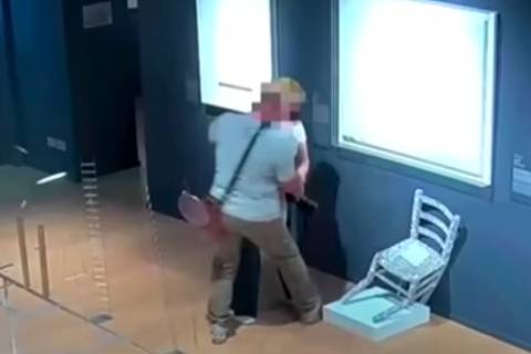 Turista senta em peça de museu e a destrói