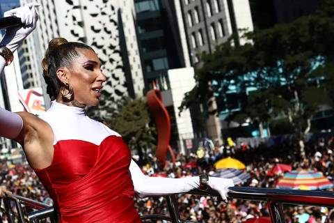 Cantora Pepita se apresenta na Parada do Orgulho LBGT em São Paulo