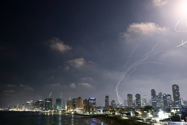 Mísseis lançados pelo Irã são interceptados no céu de Tel Aviv, em Israel; houve explosões também em Jerusalém e outros locais, como ao norte do país