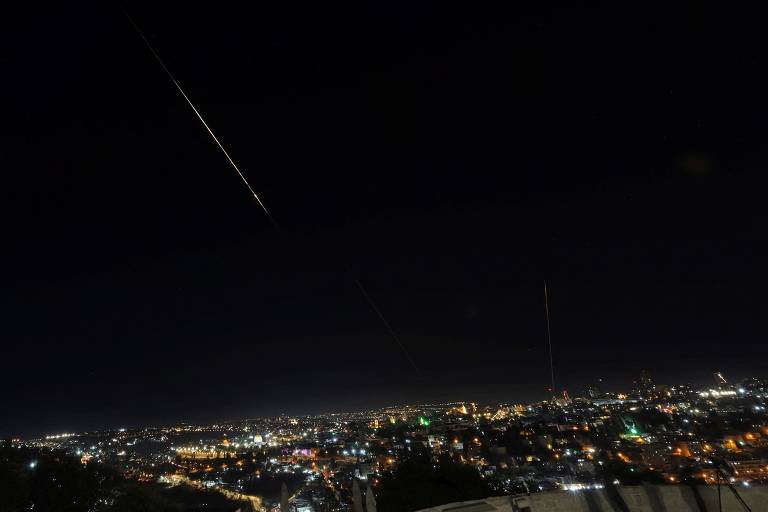 Sistema de defesa Iron Dome tenta interceptar mísseis disparados pelo Irã contra Jerusalém; regime iraniano alvejou centros urbanos