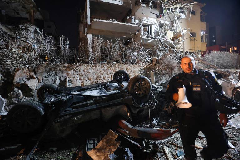 Prédio e carro destruídos em ataque do Irã contra Tel Aviv