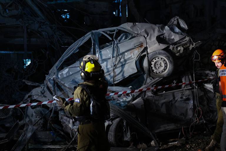 Veículo destruído em ataque do Irã contra Tel Aviv