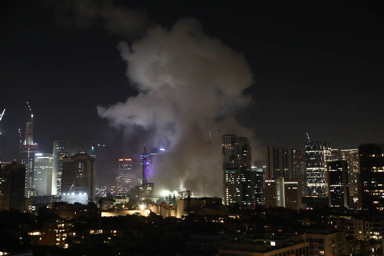 Fumaça em Tel Aviv, em Israel, após ataque do Irã com mísseis balísticos; regime iraniano retaliou ataque israelense contra instalações nucleares e cúpula militar do país