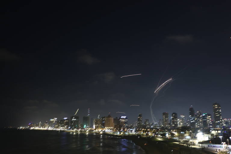 Sistema de defesa Iron Dome tenta interceptar mísseis disparados pelo Irã contra Jerusalém; regime iraniano alvejou centros urbanos