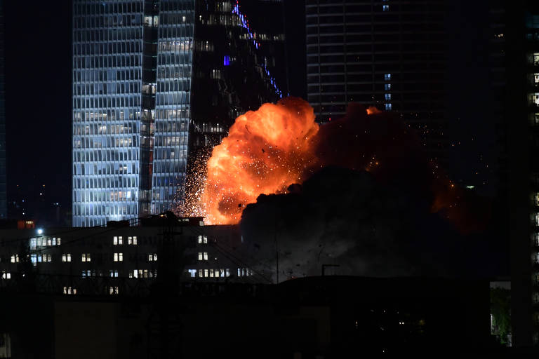 Prédio é atingido por míssil disparado pelo Irã em Tel Aviv; houve explosões também em Jerusalém e outros locais, como ao norte do país