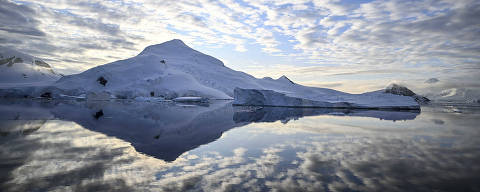 TOPSHOT - View of a landscape in the Neumayer Channel at the Palmer Archipelago from the Antarctic Peninsula, on January 20, 2024. Scientists and researchers from various countries are collaborating on projects during the X Antarctic Expedition aboard the Colombian research vessel 'ARC Simon Bolivar,' designed exclusively to develop scientific projects. These initiatives involve analyzing the current condition of the Antarctic sea, studying atmospheric pressure, and monitoring the species inhabiting this region of the planet. (Photo by Juan BARRETO / AFP)