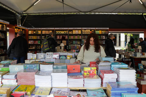 SÃO PAULO, SP, 14.07.2024: FEIRA-DO-LIVRO - Movimentação do público no primeiro dia da Feira do Livro, evento literário realizado na Praça Charles Miller, em frente ao estádio do Pacaembu, em São Paulo, que acontece dos dias 14 a 22 de junho. (Foto:Allison Sales/Folhapress ILUSTRADA) ORG XMIT: 614626