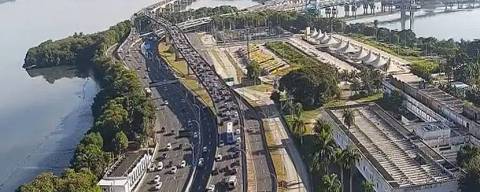 Trânsito na linha Vermelha, na zona norte do Rio de Janeiro, neste sábado (14). Cidade registrou mínima de 10°C. É a menor temperatura até o momento em 2025.