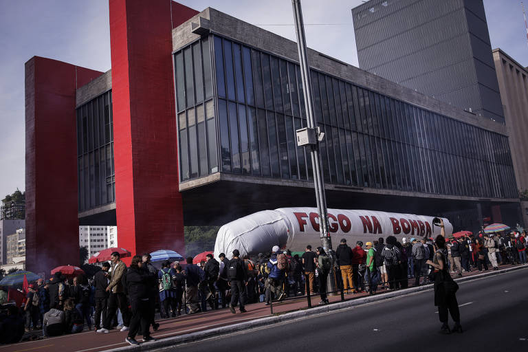 Manifestantes se repunem em frente ao Masp (Museu de Arte de São Paulo), na avenida Paulista, para a Marcha da Maconha