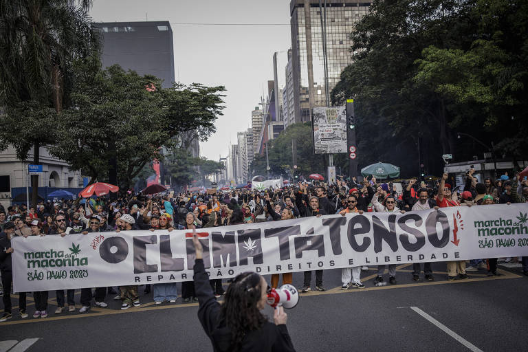 Manifestantes caminham na avenida Paulista, na região central de São Paulo, durante a Marcha da Maconha; edição de 2025 traz o lema o lema 'O Clima Tá Tenso! Reparação, Direitos e Liberdade' e atenção para a violência da política de guerra às drogas